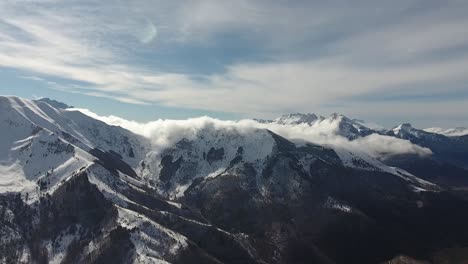 Luftzeitraffer-Von-Wolken,-Die-Auf-Schneebedeckten-Bergen-Verschwinden.-Sonniger-Tag-In-Frankreich